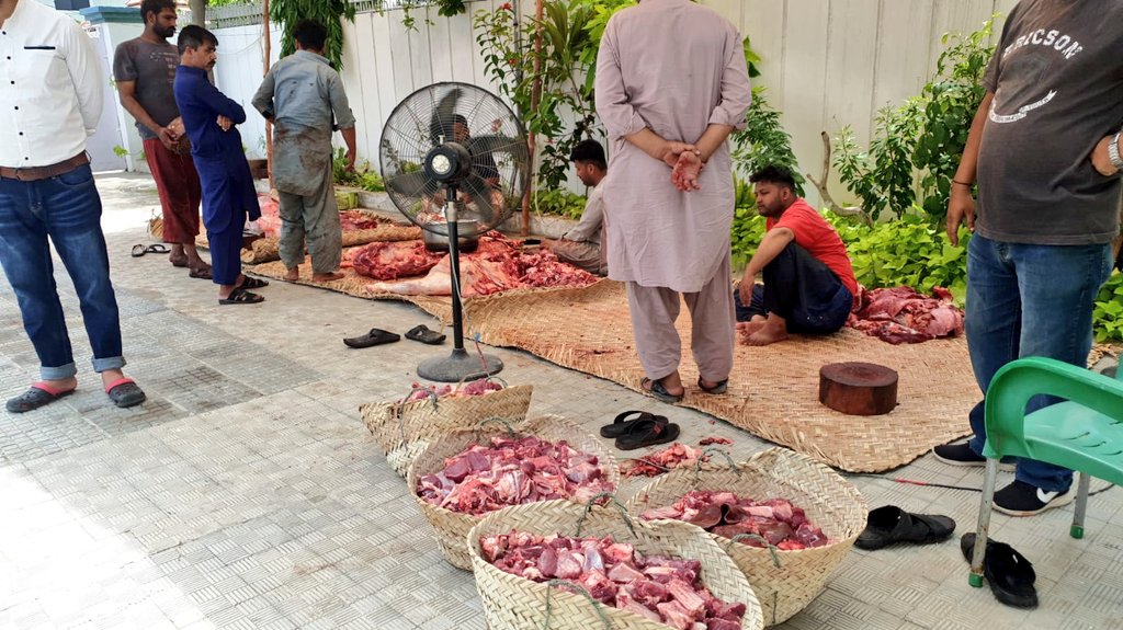 MQMPUpdates's tweet photo. صدر پاک سر زمین پارٹی انیس قائمخانی پی ایس پی کے فلاحی ادارے #PSPFoundation  کے زیر اہتمام عیدالاضحیٰ کے تیسرے روز بھی مرکزی سیکریٹریٹ پاکستان ہاوُس میں قربانی برائے مستحقین کی نگرانی کے لئے موجود 
#Eid #EidAlAdha https://t.co/568ayw3cGm