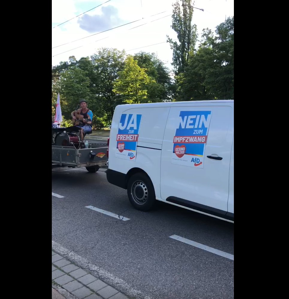 utopisdde's tweet photo. Am verschwörungsideologischen &amp; rechten Dresdner Montagsauflauf beteiligten sich gestern ~280 Personen.
Neu war, dass das AfD-Mobil diesmal direkt im Aufzug mitfuhr, um den Schwurbel-Musiker Michael Pritzke ("Mr. Campfire") durch die Stadt zu ziehen.
#dd1107 https://t.co/uHkr7nLmWo