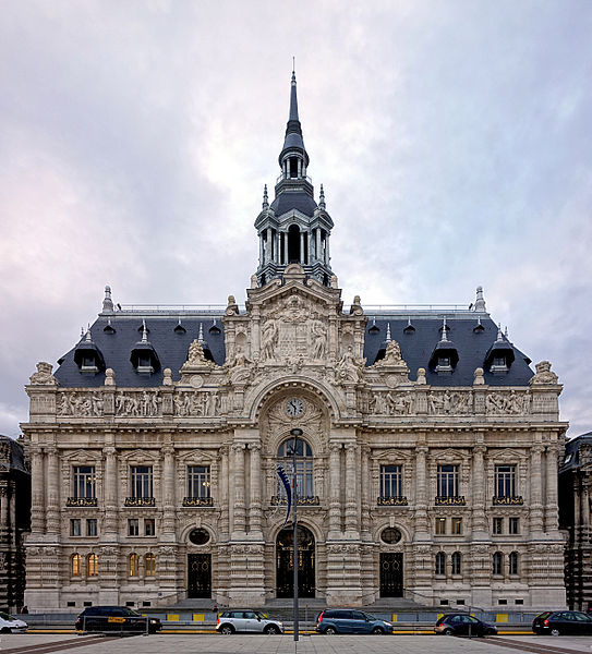 MonumentumFr's tweet photo. Hôtel de ville à Roubaix (Nord). Oeuvre de l'architecte Victor Laloux, à qui l'on doit également la gare d'Orsay à Paris, cet édifice date de 1907-1911. Sa construction a réuni de nombreux artistes sculpteurs qui on... #Patrimoine #MonumentHistorique 👉 https://t.co/X7S0G7GZIT https://t.co/TeoSb0M60k