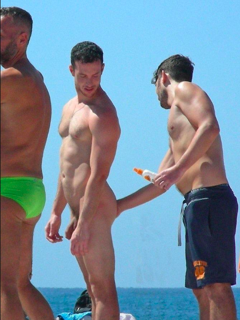BoofXox's tweet photo. Sunblock Application #beachboys #sunblock #buttbeautiful #gaymen #gay https://t.co/q2zWgyOLa7