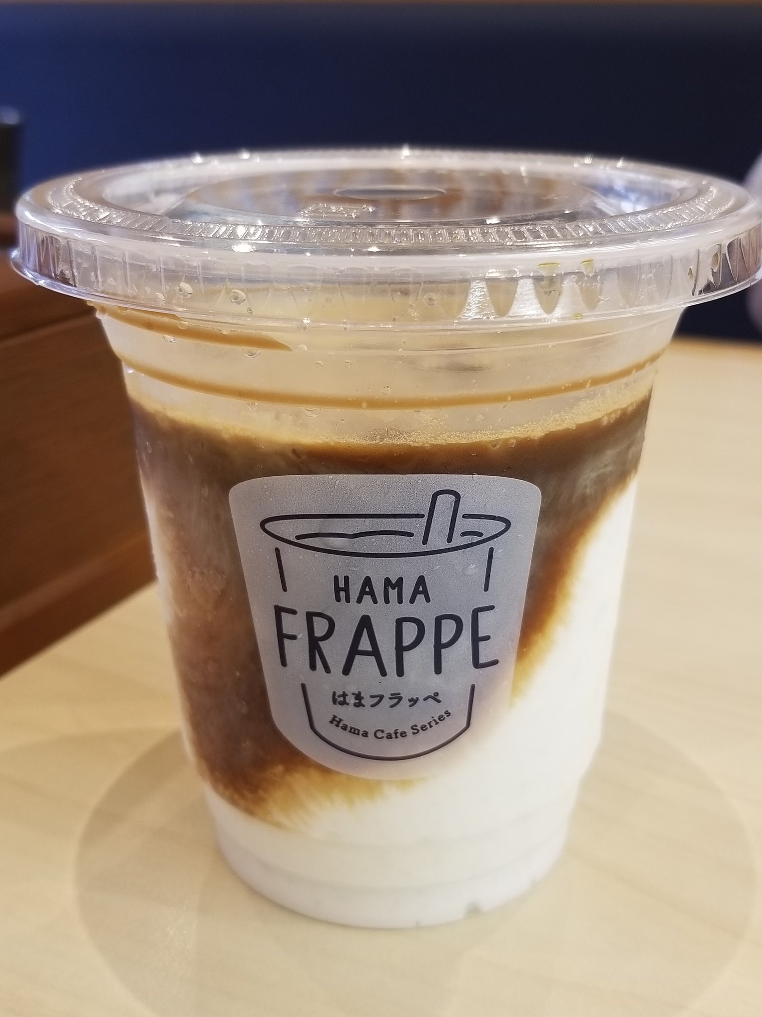 しゅんゆづ はま寿司のコーヒーミルクフラッペ 下の方がミルクアイスで上にほろ苦コーヒーのかき氷 かき氷とアイスを溶かしながら飲む感じで アイスはちょっとシャリシャリかつおもめ これだけでも美味しいけど味変で更に美味しくなります リピートせ