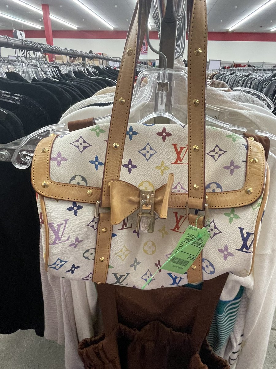 ms_rosssy's tweet photo. I found a Louis Vuitton at a thrift store today but it was fake 😩😩😩 https://t.co/IbwHsi9c1r