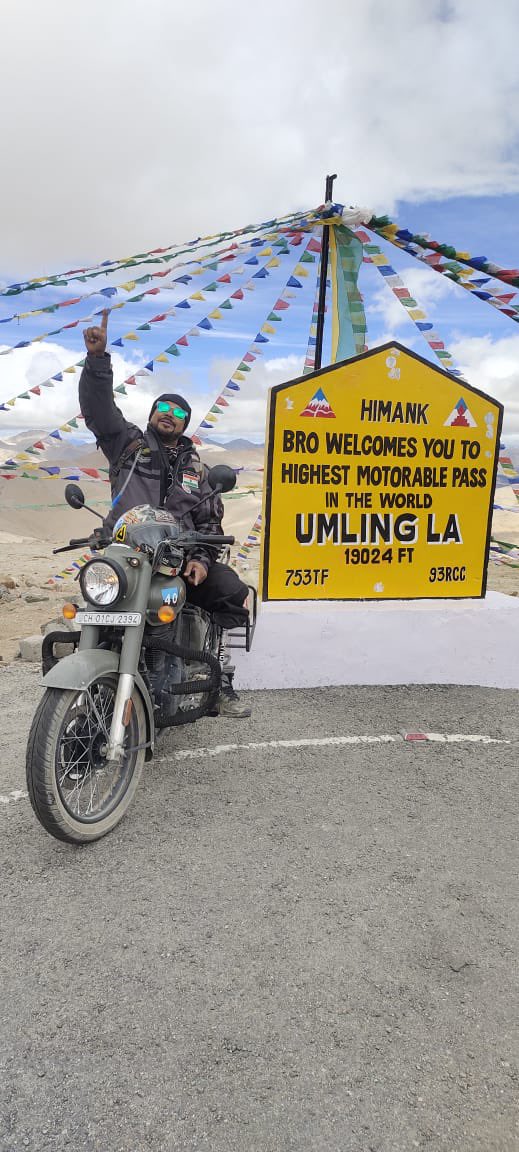 PuneRyders's tweet photo. Vinod Rawat from Mumbai Wheelers Wheelchair Basketball team at *Umling La* on his Enfield motorcycle.

Completed and become the FIRST ONE LEG RIDER (AMPUTEE), to ride  to  UMLING LA  World's Highest Motorable Pass

@WheelchairBasketballAssociationMaharashtra
@MazagonDock https://t.co/1NjsfqBQCm