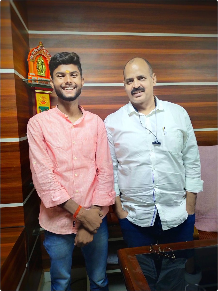 #लखनऊ में बेसहारों के सहारा हम सबके संरक्षक परम आदरणीय भईया अजीत सिंह जी से एक औपचारिक मुलाकात 🙏🏻

<a href="/Ajitpratapdvs/">Ajit Pratap</a> #AjitSingh #PCS  #TusharSinghGolu #Lucknow #Jaunpur