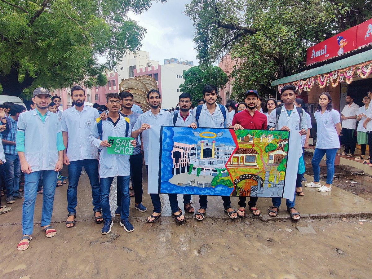 MohitYa0302's tweet photo. Silent rally 
Token strike day 4
#justice_for_GMCB
#save_GMCB

@PMOIndia
@jitu_vaghani
@CMOGuj
@MOHFW_GUJARAT
@IMAIndiaOrg
@NMC_IND
@GIDA_Official
@Collectorbhav
@Rushikeshmla
@vibhavaridave
@MPDrBDShyal
@mansukhmandviya
@RonakABPAsmita
@Divya_Bhaskar https://t.co/EoXzBx1GMA