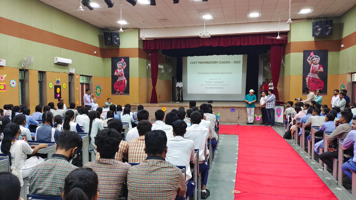 Dir_Education's tweet photo. "Dreams don't work until you do" 
-John C. Maxwell

Today Dy CM Sh. @msisodia appreciated the unique initiative by DDE South-East Sh. @Sanjay_DoE ji.

Through CUET Preparatory Class Project, #CUET aspirants of #DelhiGovtSchools will surely get the admission in reputed versities. https://t.co/8fEsd7B2xS