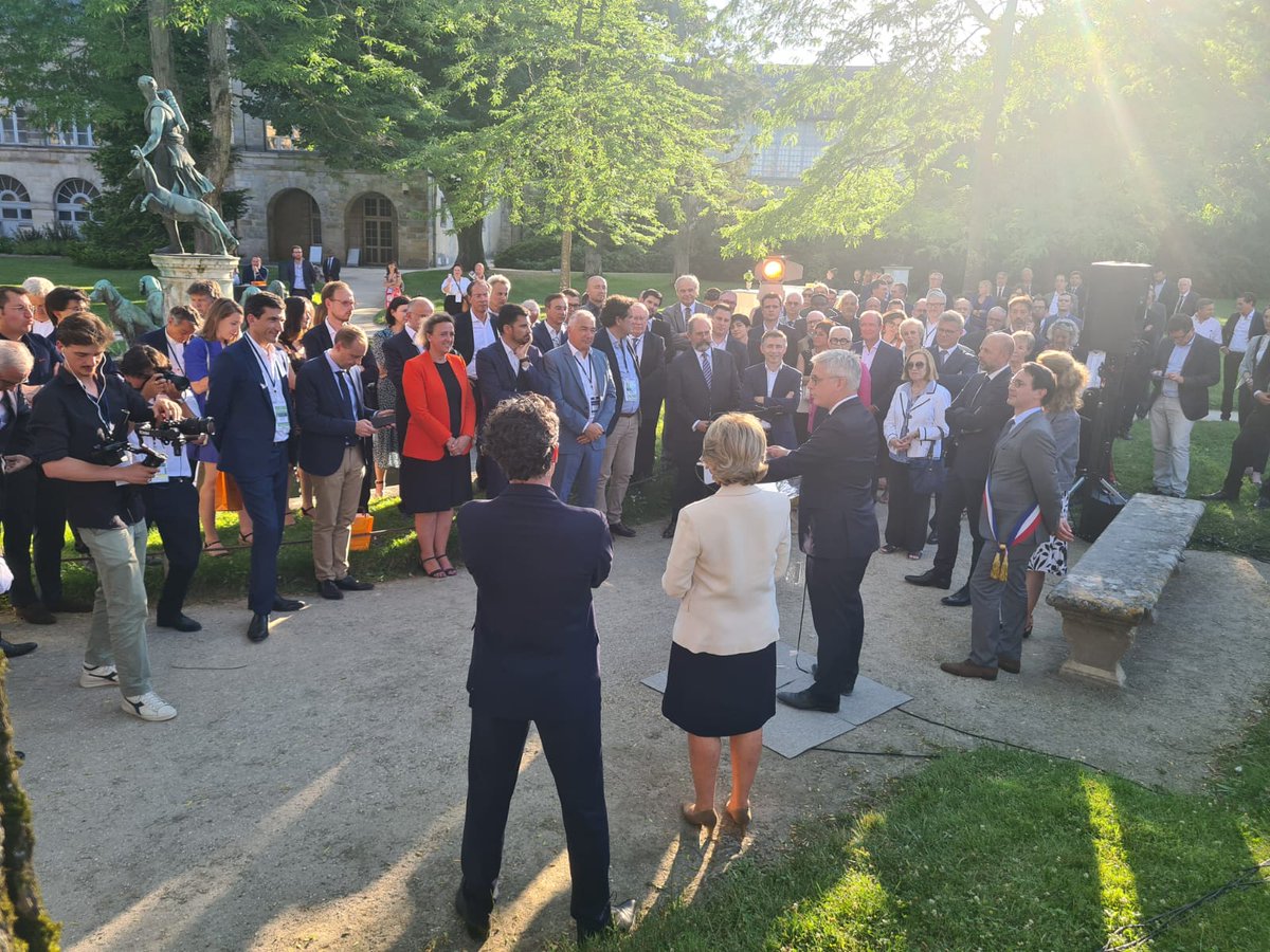 Au terme d'une première journée de travaux avec les maires de @villes2fr, réunis en congrès à #Fontainebleau, quel plaisir d'avoir accueilli hier soir avec @gondardj les ministres <a href="/ChristopheBechu/">Christophe Béchu</a> et <a href="/carolinecayeux/">Caroline Cayeux</a> venus rencontrer les élus. #CongresVDF2022