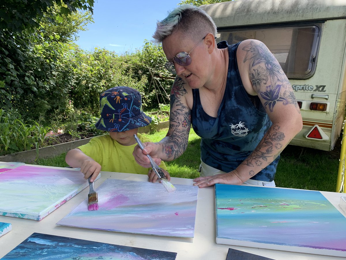 💖When it’s too hot to paint in the caravan, so you come outside!

💖And my nephew wanted to help me.

💖Fun in the sun.

#EarlyBiz #kiddo #funinthesun