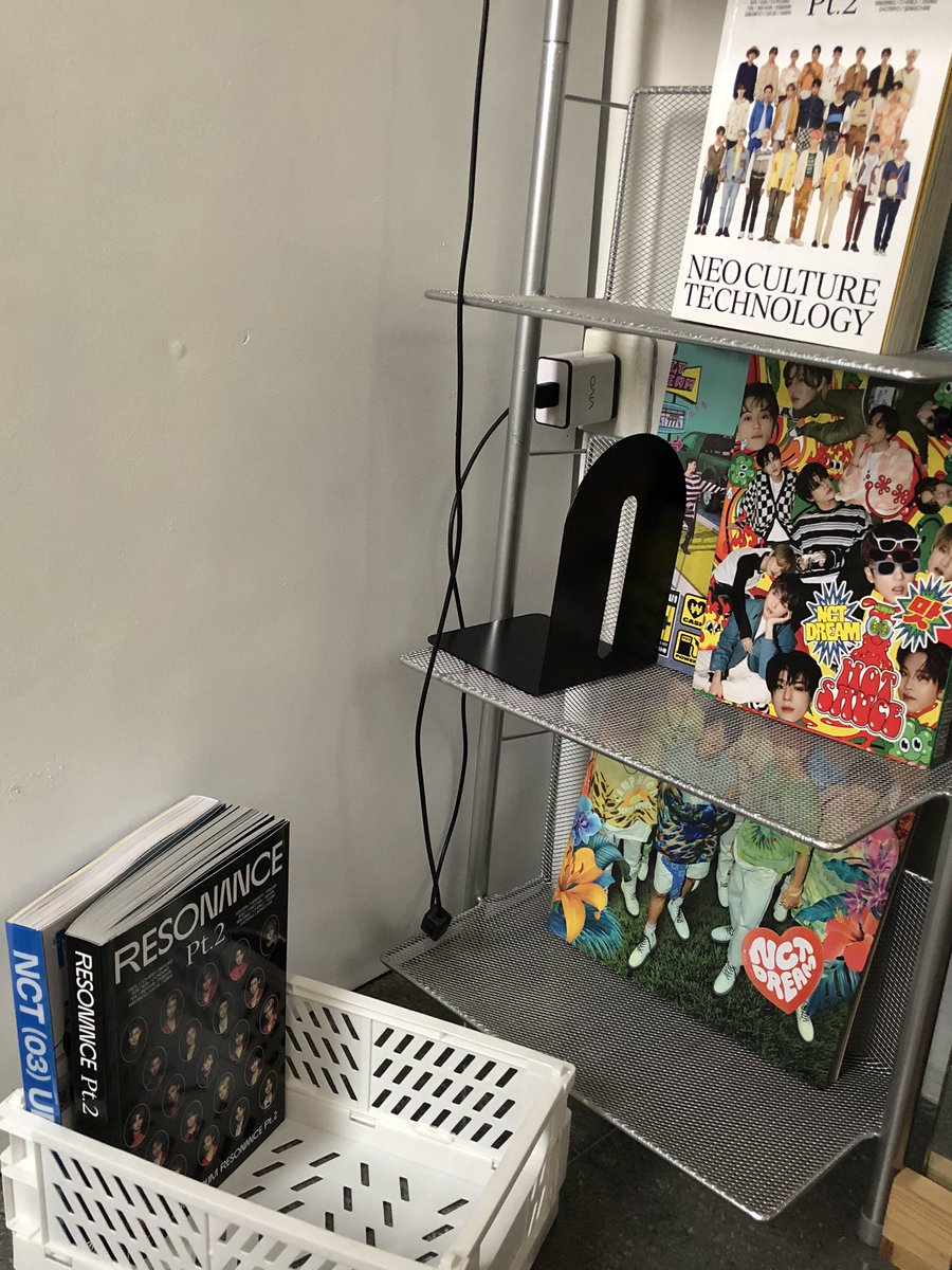 helloarchives's tweet image. arranging the shelf and table day! 🗑📂📎📦

#archivetwt