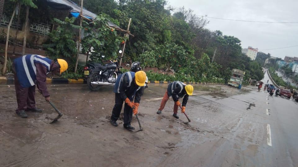 Ratnakar_SE's tweet photo. Removing  accumulated Silt/Slurry/Sand  @  various  locations  of Khairtabad  Zone. Citizens  convenience and safety  is  the  first priority.@GadwalvijayaTRS @arvindkumar_ias @GHMCOnline @ZC_Khairatabad @CommissionrGHMC https://t.co/e8sgzub7rp