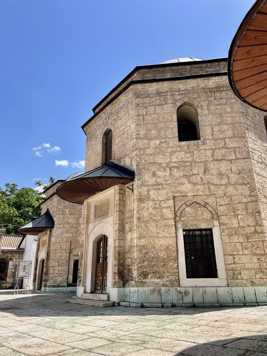 İsa beyden sonra Saraybosna'nın ikinci kurucusu olarak bilinen Gazi Hüsrev Beyin kendi adını taşıyan caminin avlusundaki türbesi... #saraybosna #sarajevo #bosna #gazihusrevbey #husrevbegova #begovadzamija