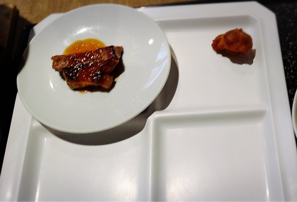 仙台旅行たのしかったー=^・ω・^=
写真は推しのソーダが作ってもらえるお店で朝焼けっていうの頼んだら青色成分が混ざって紫と赤になったやつと
子ちんちらに乗られたからと
ビュッフェで何食っていいかわからず虚無飯してた奴と
なんかエモいやつ 