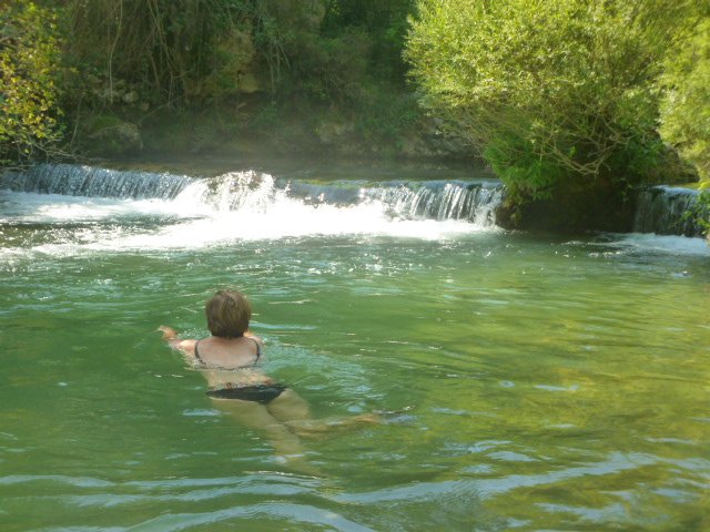 casaruralNavarr's tweet photo. 🥵¿Necesitas quitarte este #calor?

🤽‍♀️No hay nada mejor, que bañarte en el #ríoUrederra a su paso por el valle #Allín, #TierraEstella #Navarra.

💦Siente ese frescor del agua en tu cuerpo.

¡ A tan sólo 2 kms de nuestras #casasrurales!.😜
https://t.co/vxU7IwXGhB https://t.co/6AoXc8Rq6K