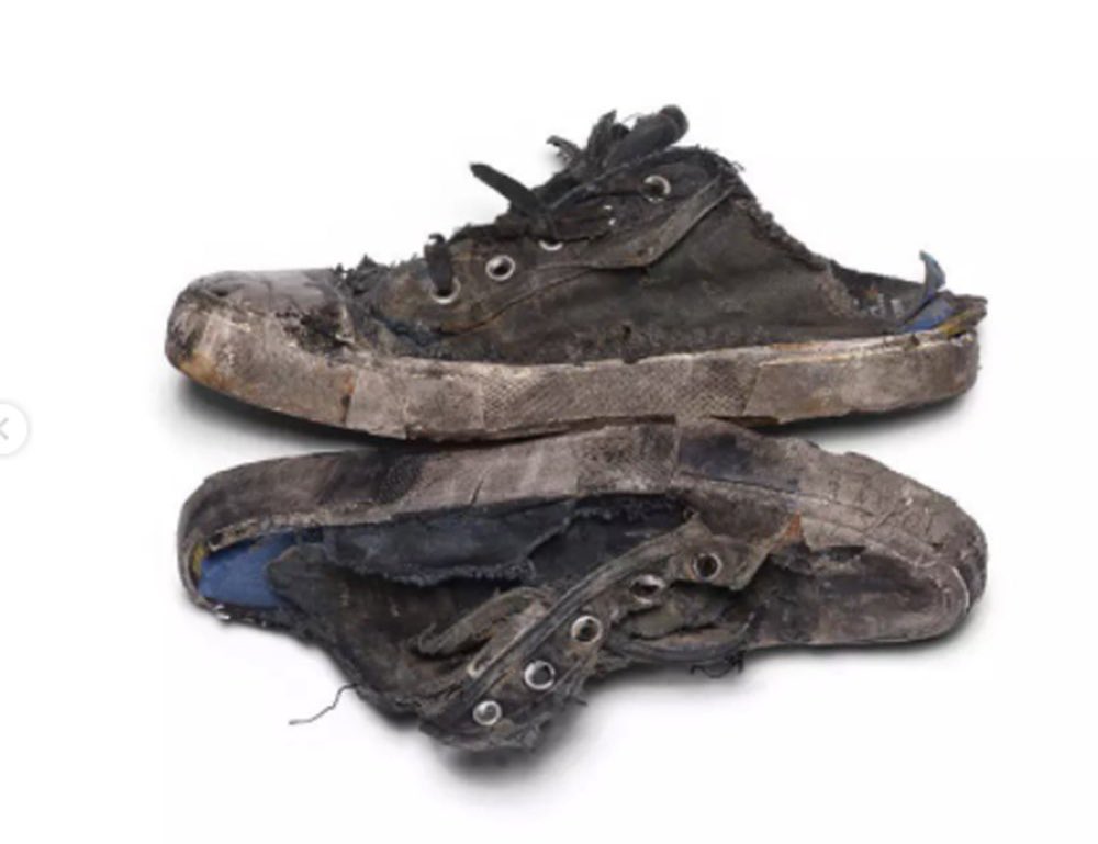 Balenciaga, 'Paris Sneakers' 
koleksiyonunu piyasaya sürdü. 

Fotoğrafta gördüğünüz bir çift sneaker sadece 27.750 TL'den satılacak.
