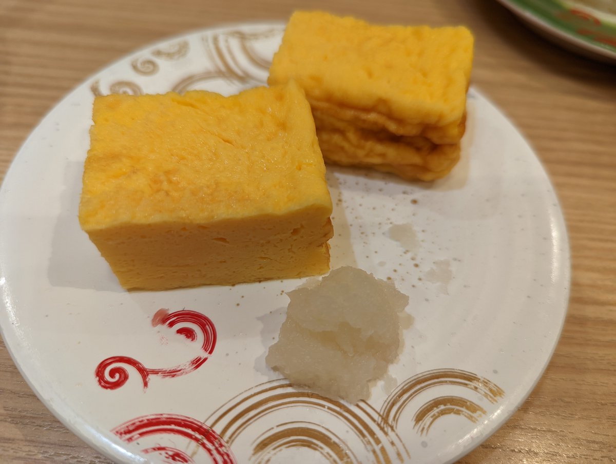 rikujosushi's tweet photo. 『回転寿しトリトン』

スタンダードだけど、一番お店ごとの違いが出てくる卵焼き。トリトンの卵はちゃんと甘いのに、調味料の味じゃなくて、卵かけごはんを食べてるみたいな卵黄の味がしっかりします。

卵単品だと、冷たいのと温かいのを選べるこだわりよう。どっちもいきましょう。
#陸上寿司愛好会 https://t.co/qsWmyQn0ml