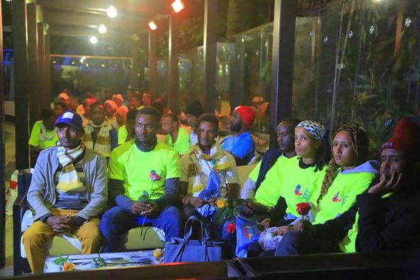 AddisYouth's tweet photo. ወሰን ተሻጋሪ በጎ ፈቃደኛ ወጣቶች ማምሻውን አዲስ አበባ ገቡ ነገ የከተማው ከፍተኛ የመንግስት አመራሮችና ወጣቶች በተገኙበት ደማቅ አቀባበል ይደረግላቸዋል ። 
ሀምሌ 04 / 2014 ዓ.ም አዲስ አበባ ። https://t.co/wuqcfk3Rd3
