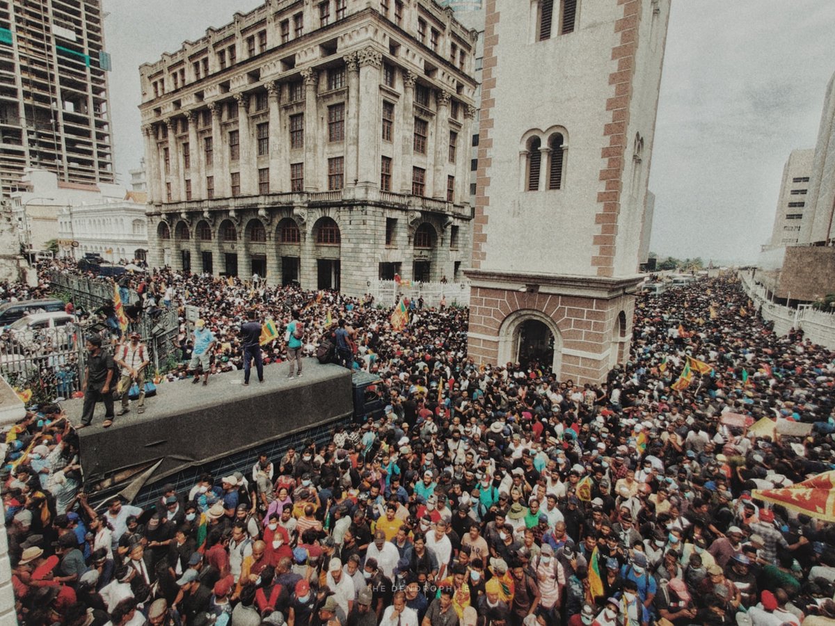 DanushkaCF's tweet photo. රටම කොළඹට | ජූලි 09 
❛❛අනගතයේ දවසක ඉතිහාසය රන් අකුරින් ලියැවෙනවා සහෝදරයා.❜❜  ✊🖤
#GoHomeGota2022 #SriLanka #GotabayaRajapaksha #RanilWickremesinghe #CorruptPoliticians #struggle #aragalaya https://t.co/syamQVVaNT