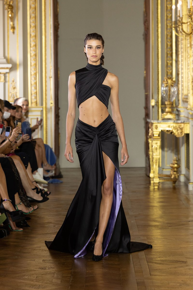 TONYWARDCOUTURE's tweet photo. Shapes & volumes flowing…to optical shows of fabrics moving with three-dimensional embroideries for Couture FW 2022/23 #FlowingLines
#TonyWardCouture #ParisFashionWeek https://t.co/kPh7JBFW42