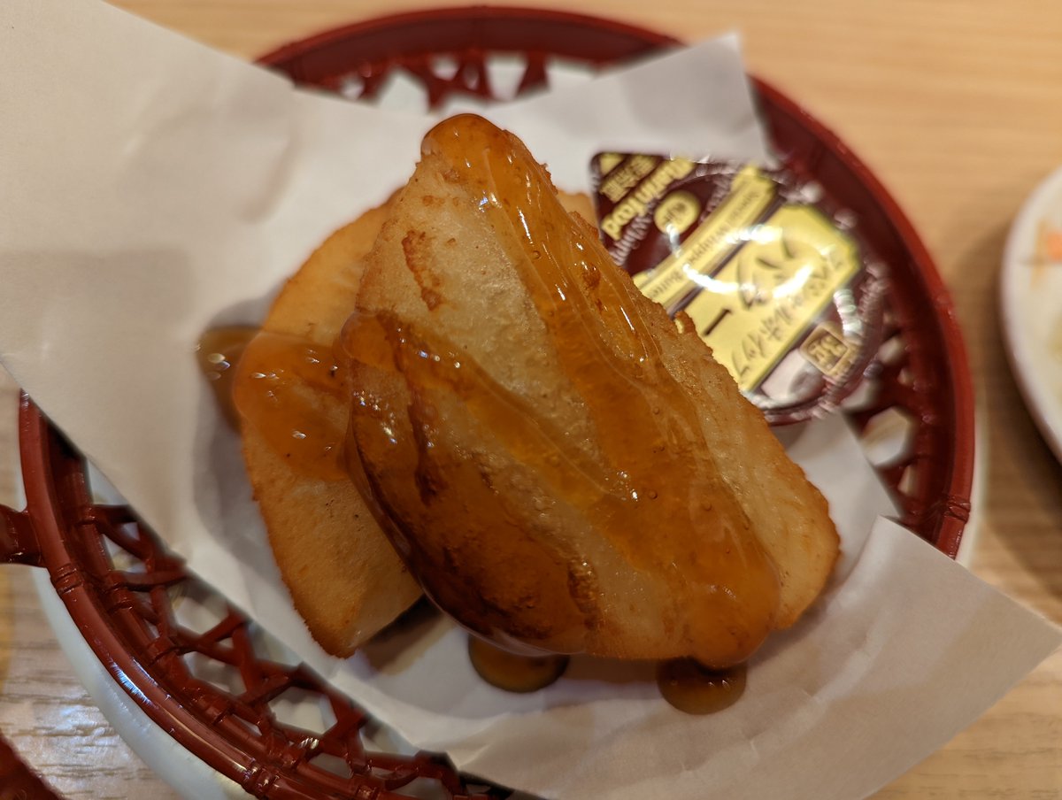 rikujosushi's tweet photo. 『回転寿しトリトン』
しゃりの量が少なめ、なしも選べるのが地味に嬉しい。単品メニューには北海道ならではの、いももち、ザンギ、夕張メロンなどがあって、これも素材の力が圧勝してます。

北海道はもちろん、東京にも店舗があるよ。みんなで行こう！トリトンへ！
#陸上寿司愛好会 https://t.co/w2jYMdX5kP
