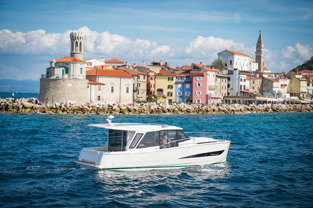 greenlineyachts's tweet photo. ✨Summer is in full swing! We are excited for all the #GreenlineYachts trips that will take place ✨
#GL39 #Greenline39 #ResponsibleBoating #SustainableYachting #MindfulCruising #solar #yachtdesign #hybrid #SilentYachting #electric #ev #electricboating #GLlyfestyle https://t.co/otmWTr1wjd