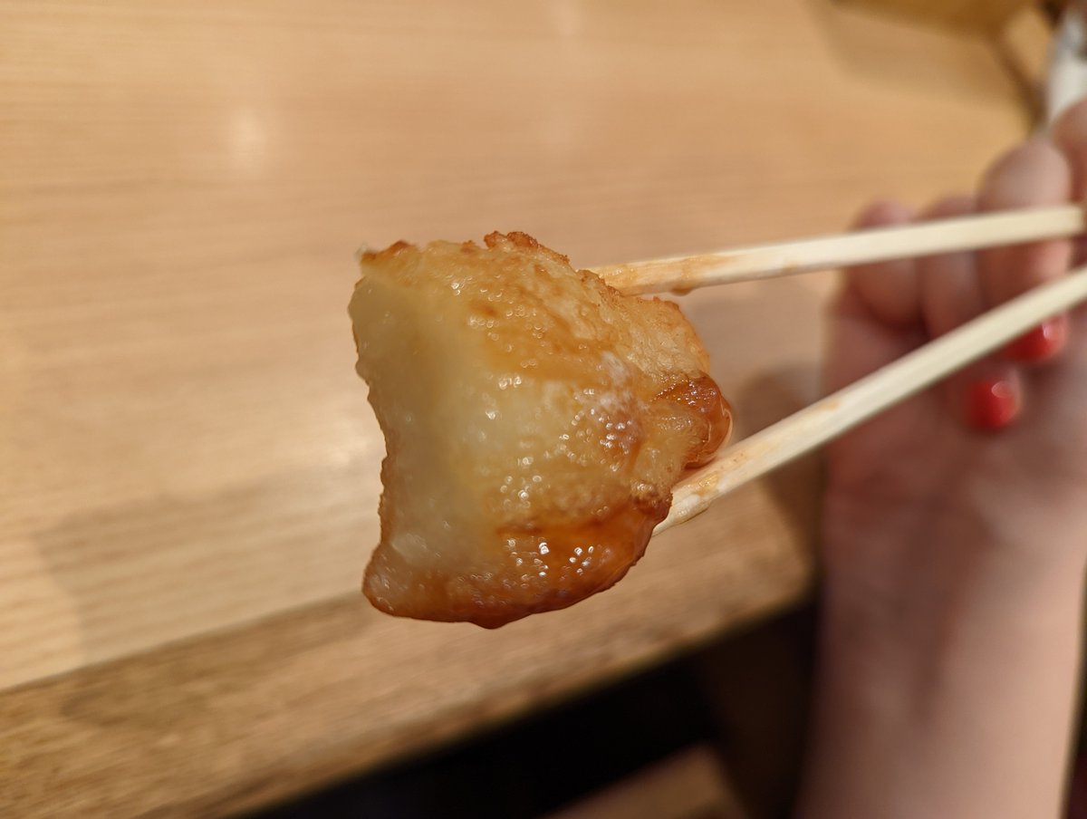 rikujosushi's tweet photo. 『回転寿しトリトン』
しゃりの量が少なめ、なしも選べるのが地味に嬉しい。単品メニューには北海道ならではの、いももち、ザンギ、夕張メロンなどがあって、これも素材の力が圧勝してます。

北海道はもちろん、東京にも店舗があるよ。みんなで行こう！トリトンへ！
#陸上寿司愛好会 https://t.co/w2jYMdX5kP