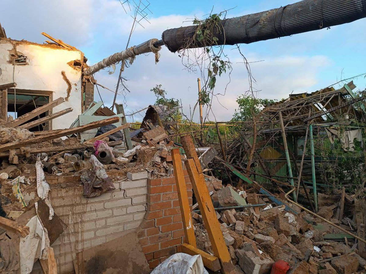 With__Ukraine's tweet photo. Last night, the #russian military shelled #Slovians. Several private houses were damaged, and a woman was wounded - reported by the Head of the Sloviansk City Military Administration, Vadym Lyakh. https://t.co/vh8rGZqIVT