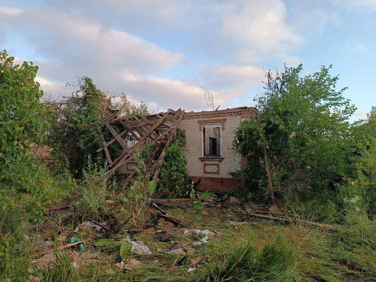 With__Ukraine's tweet photo. Last night, the #russian military shelled #Slovians. Several private houses were damaged, and a woman was wounded - reported by the Head of the Sloviansk City Military Administration, Vadym Lyakh. https://t.co/vh8rGZqIVT