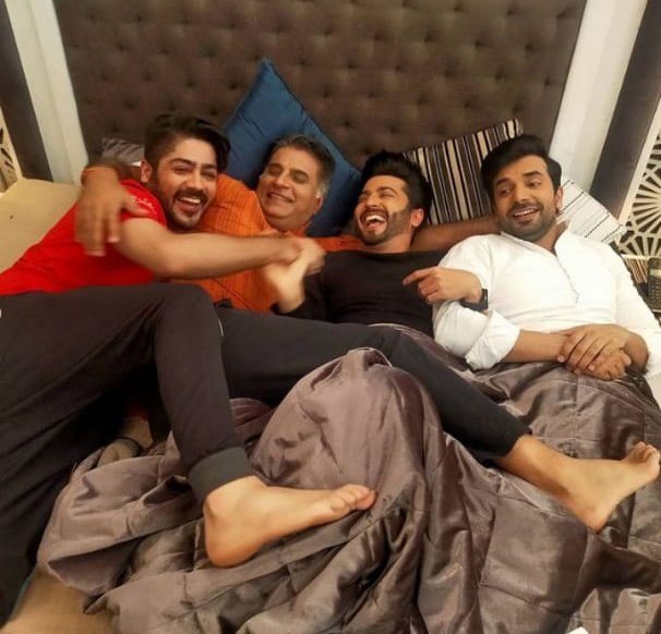 SmitaMo58636758's tweet photo. Fun moments with luthra family 🥰🤗 offscreen bond 🥰🥺  These happy faces 😍 #Rishabhluthra #karanluthra #sameerluthra #luthrafamily #5yearsofkundalibhagya #kundalibhagya #manitjoura #abhishekkapur #Dheerajdhoopar #family #memories #kbteam #5years https://t.co/kpzGtLJQyC