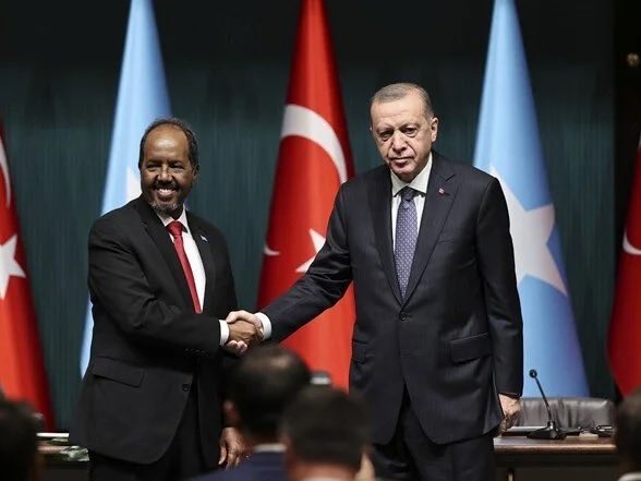 💡Erdoğan: “Somali'ye yardımlarımız 1 milyar doları aştı.”
📈Biz yardım ettikçe adamların parası değer kazanmış…