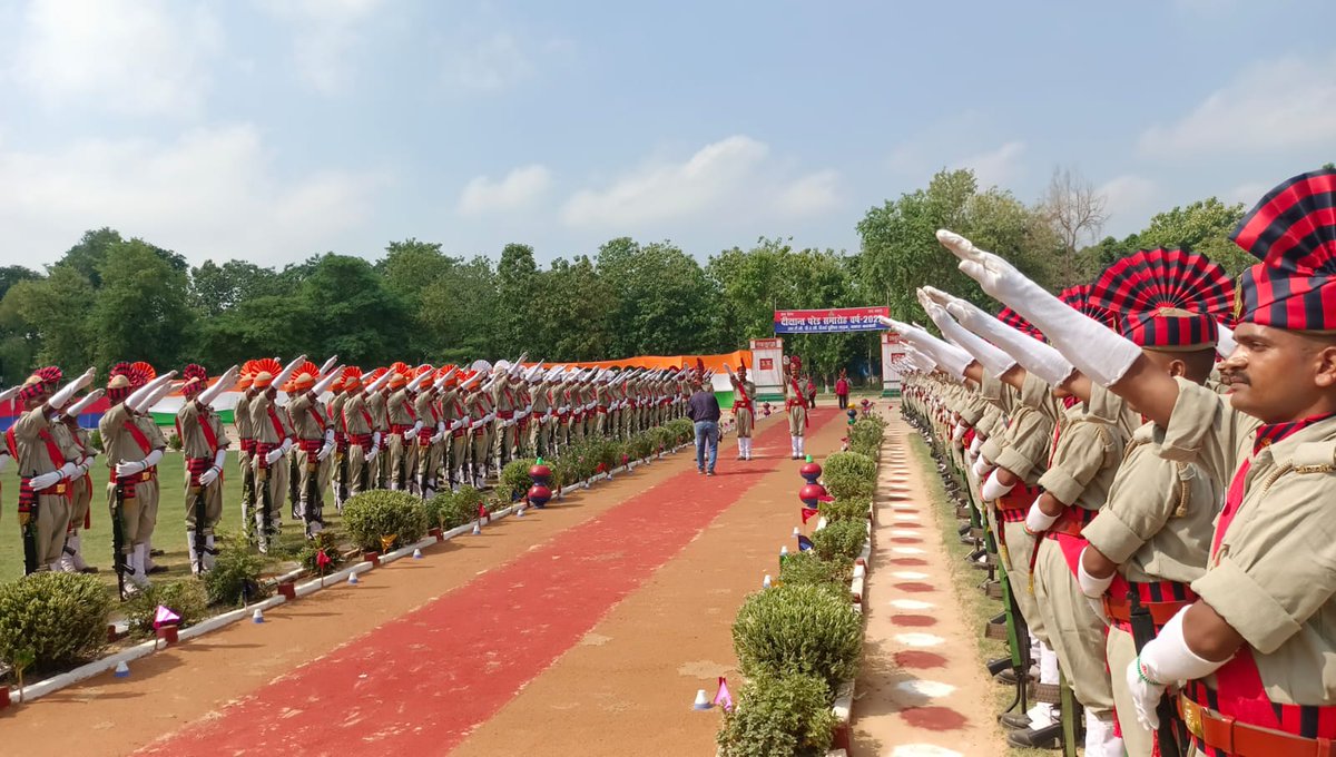 Barabankipolice's tweet photo. #barabankipolice अधीक्षक द्वारा पुलिस लाइन परेड ग्राउंड में 215 रिक्रूट आरक्षियों के दीक्षांत परेड का निरीक्षण कर सलामी ली गई एवं उत्कृष्ट स्थान प्राप्त करने वाले रिक्र���ट आरक्षियों को पुरस्कृत कर उनके उज्ज्वल भविष्य की कामना की गई-
#UPPolice https://t.co/ZZ7Xru6awJ