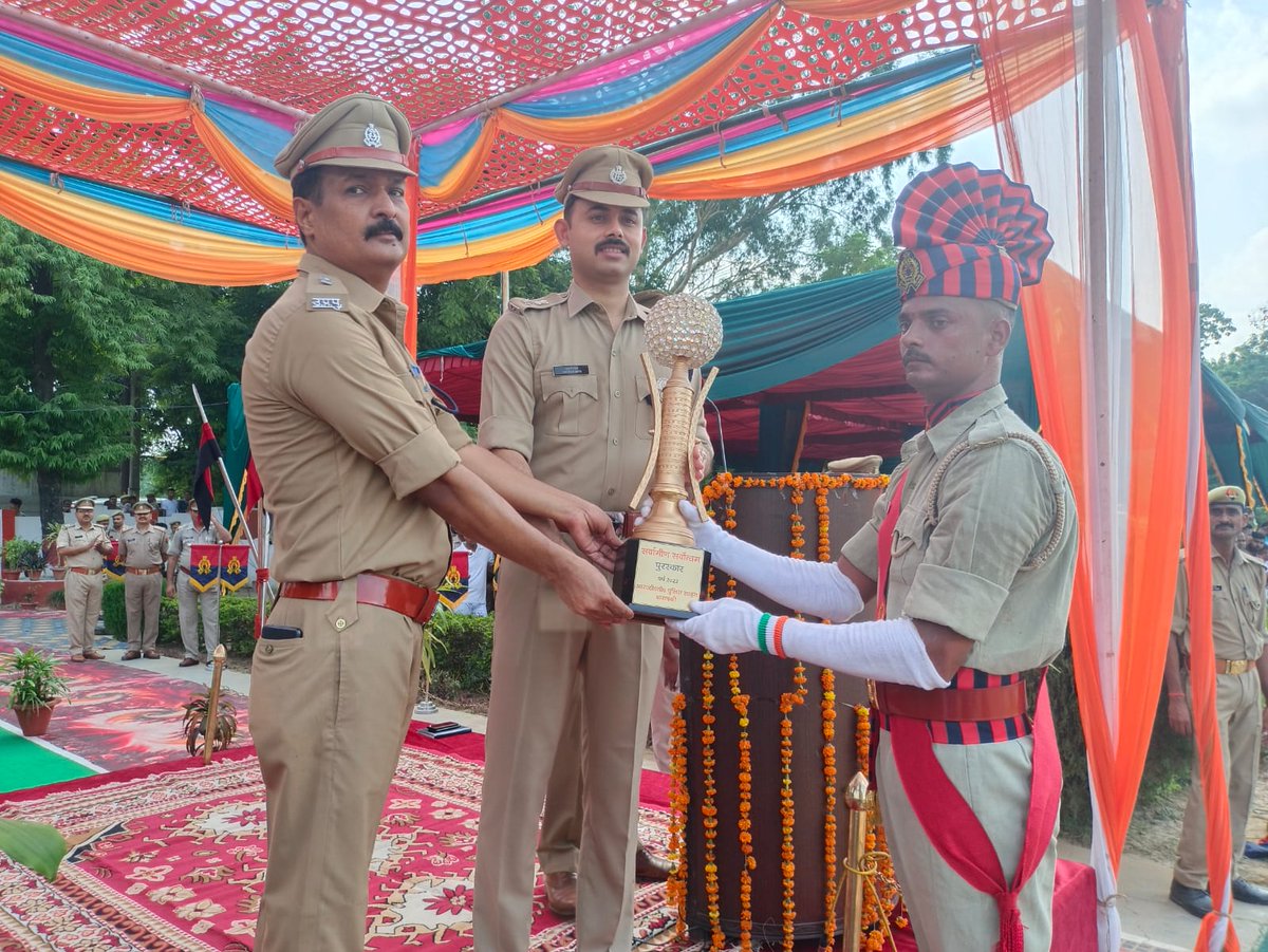 Barabankipolice's tweet photo. #barabankipolice अधीक्षक द्वारा पुलिस लाइन परेड ग्राउंड में 215 रिक्रूट आरक्षियों के दीक्षांत परेड का निरीक्षण कर सलामी ली गई एवं उत्कृष्ट स्थान प्राप्त करने वाले रिक्र���ट आरक्षियों को पुरस्कृत कर उनके उज्ज्वल भविष्य की कामना की गई-
#UPPolice https://t.co/ZZ7Xru6awJ