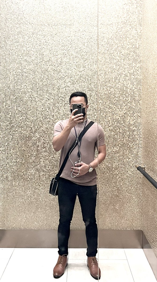 Hindi naman tayo laging nakahubad. 😂✌🏻 Baka makasalubong niyo ako sa building. Maayos na approach lang ah. 🙌🏻