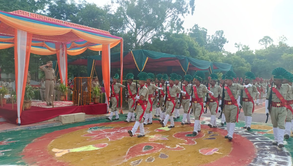 Barabankipolice's tweet photo. #barabankipolice अधीक्षक द्वारा पुलिस लाइन परेड ग्राउंड में 215 रिक्रूट आरक्षियों के दीक्षांत परेड का निरीक्षण कर सलामी ली गई एवं उत्कृष्ट स्थान प्राप्त करने वाले रिक्र���ट आरक्षियों को पुरस्कृत कर उनके उज्ज्वल भविष्य की कामना की गई-
#UPPolice https://t.co/ZZ7Xru6awJ
