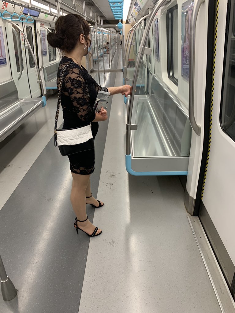 kukuniubi8888's tweet photo. 昨晚深夜地铁回家
对面熟妇蕾丝包臀裙+肉丝凉高
刚上地铁就硬到出站
一路跟随却发现有人等待
可惜！
 #黑丝 #射鞋 #高跟鞋 #舔鞋 #打胶 #射鞋 #扫楼 #丝袜 #丝袜制服  #恋足 #街拍 #精液 #鞋奴 #恋鞋 #肉丝 #熟妇 https://t.co/qtdUxdA8k9