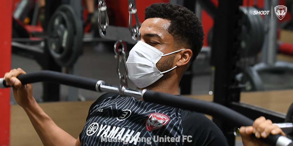 MuangthongUtd's tweet photo. INSIDE TRAINING: Muangthong United centre-back Lucas Rocha trains at JETTS FITNESS 👊

 " ฟิตเนสเช้า " ขุนพลกิเลนผยอง เติมก��้ามเนื้อ ณ Jetts Fitness Cosmo Bazaar เมืองทองธานี
#mtud || #ThaiLeague https://t.co/PUuXdSTUsR