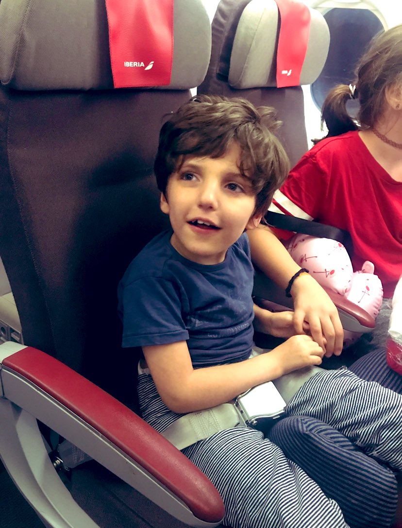 A la hora de comprar un billete de avión hay q reservar para PCD-PMR 
y llamar tb a la aerolínea, en el aeropuerto hay prioridades no privilegios, la silla mejor que vaya en cabina, en carga las suelen maltratar mucho, tardan en entregarla y en ocasiones llega destrozada.