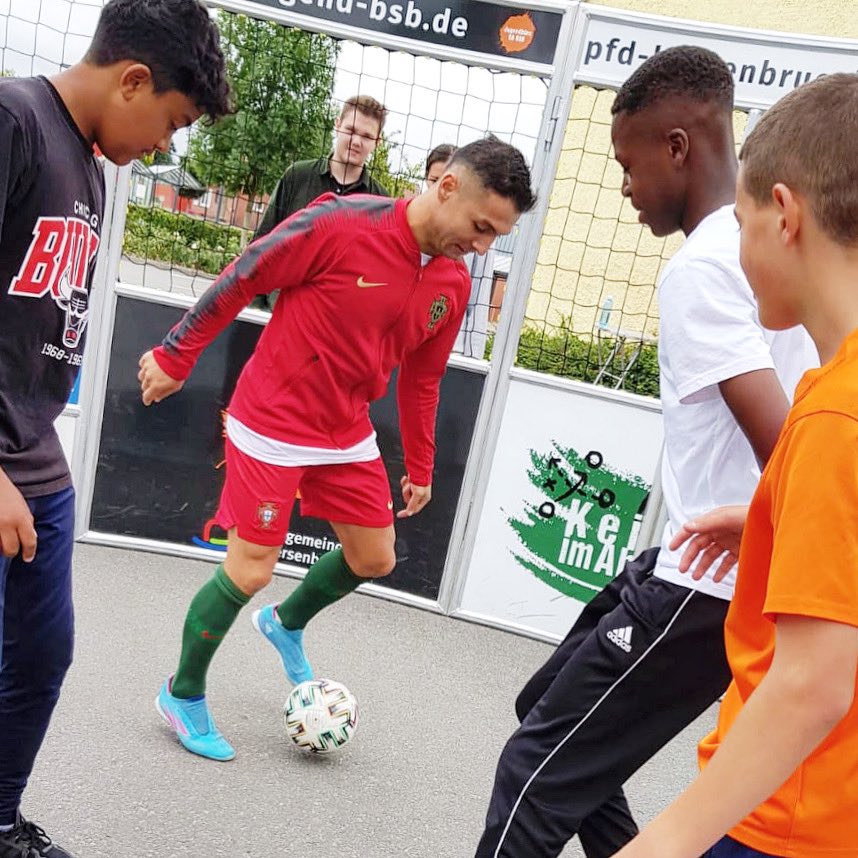 sakioficial's tweet photo. Children &amp; youth work. Performing for @pfd_sg_bersenbrueck ⚽️👍 #bersenbrück #youthwork #kids https://t.co/bsJirrKmJ0