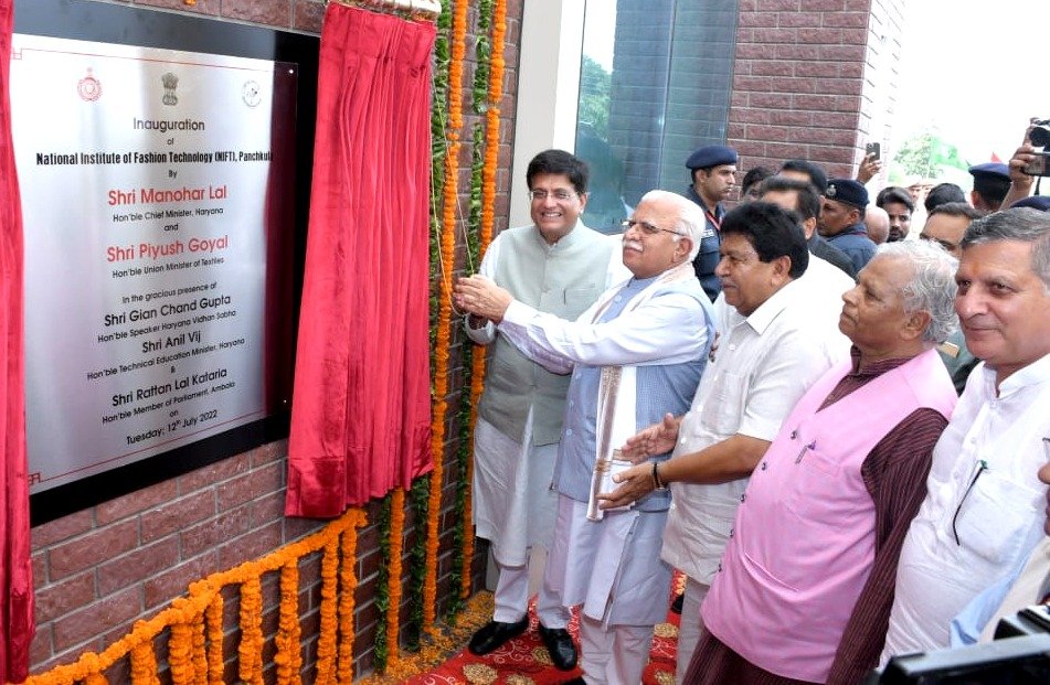 cmohry's tweet photo. केन्द्रीय मंत्री श्री @PiyushGoyal व सीएम श्री @mlkhattar ने आज पंचकूला में राष्ट्रीय फैशन प्रौद्योगिकी संस्थान (NIFT) का लोकार्पण किया। 
संस्थान में वर्तमान सत्र में 3 स्नातक और 2 स्नातकोत्तर कोर्स शामिल किए गए हैं, जिनमें हरियाणा के विद्यार्थियों के लिए 20% सीट्स आरक्षित होंगी। https://t.co/bu4DzSSMoP
