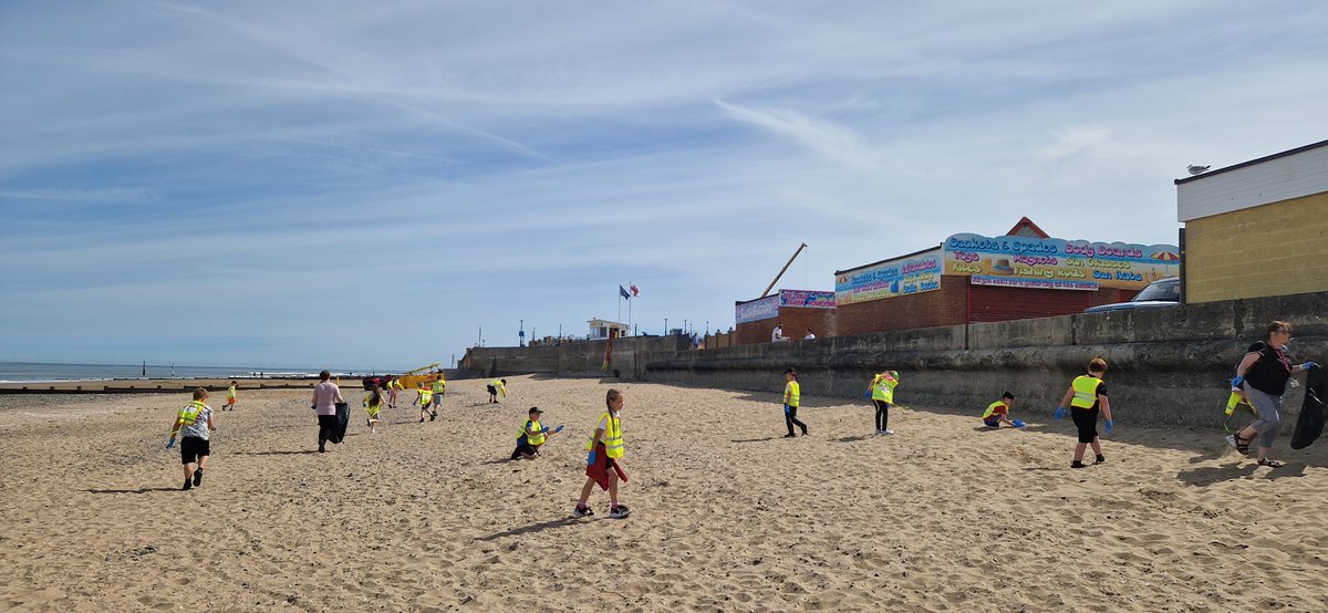 dosbarth3PG's tweet photo. Year 3 loved cleaning the beach yesterday! Keeping our local area clean 🤩🌈 @DenbighshireCC @YsgolEmmanuel https://t.co/d9HXVLNUcA