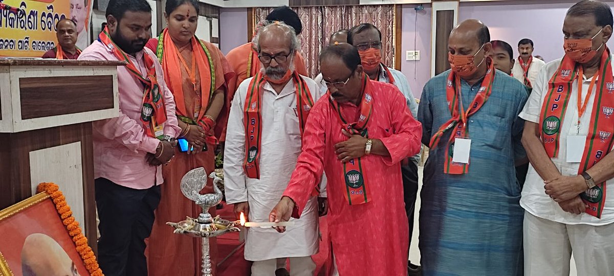 UmakantaBjp's tweet photo. ଭେନିୟା ପାରାଡ଼ାଇସ ରେ ବିଜେପି ବାଲେଶ୍ଵର ର ଜିଲ୍ଲା କାର୍ଯ୍ୟକାରିଣୀ ବୈଠକ ଅବସରରେ https://t.co/g3k9qrvfhs