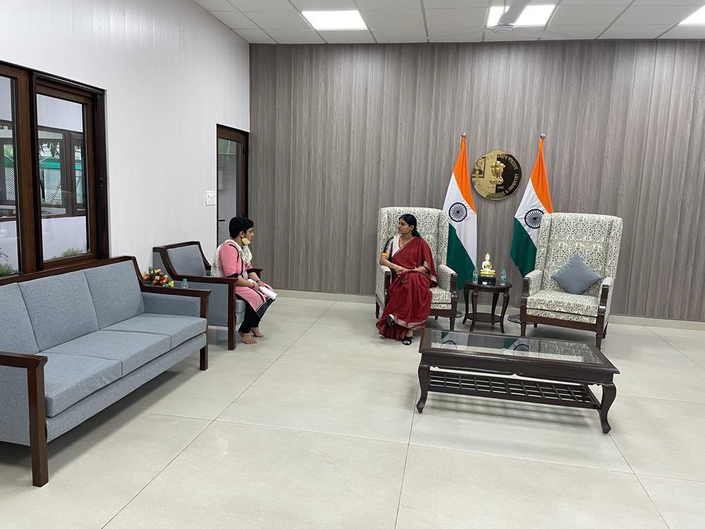 दिल्ली आवास पर जन समस्याएं सुनते हुए