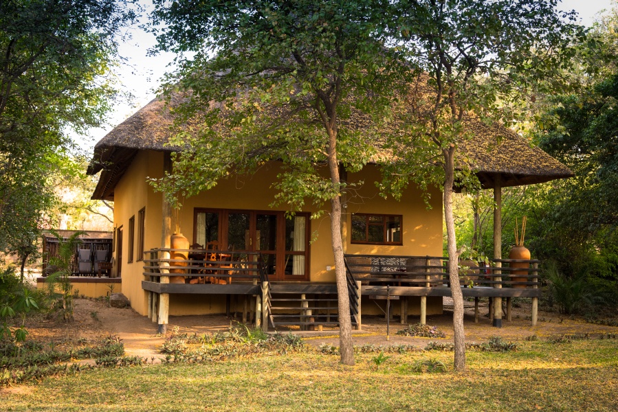 Self-Cater in a Spacious Bush Villa on the Doorstep of Kruger National Park exclusivegetaways.co.za/2022/06/28/sel…
