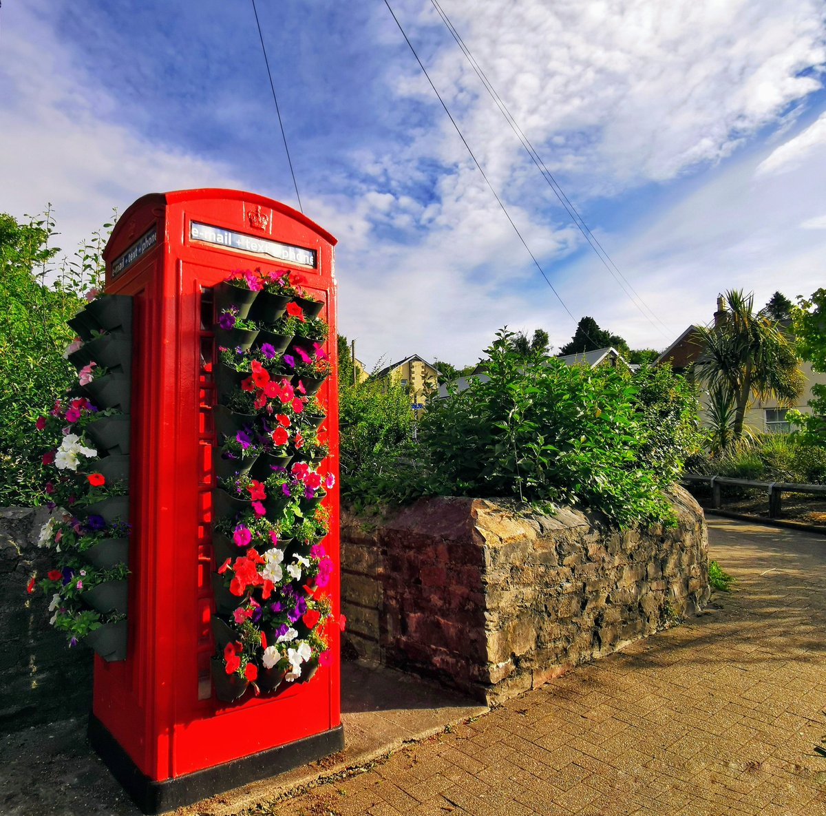 Good morning from Ivybridge. Stay cool, stay hydrated it's gonna be a swelter #Ivybridge #Bloomers #phonebox #Southhams #heatwave @SouthHamsDevon