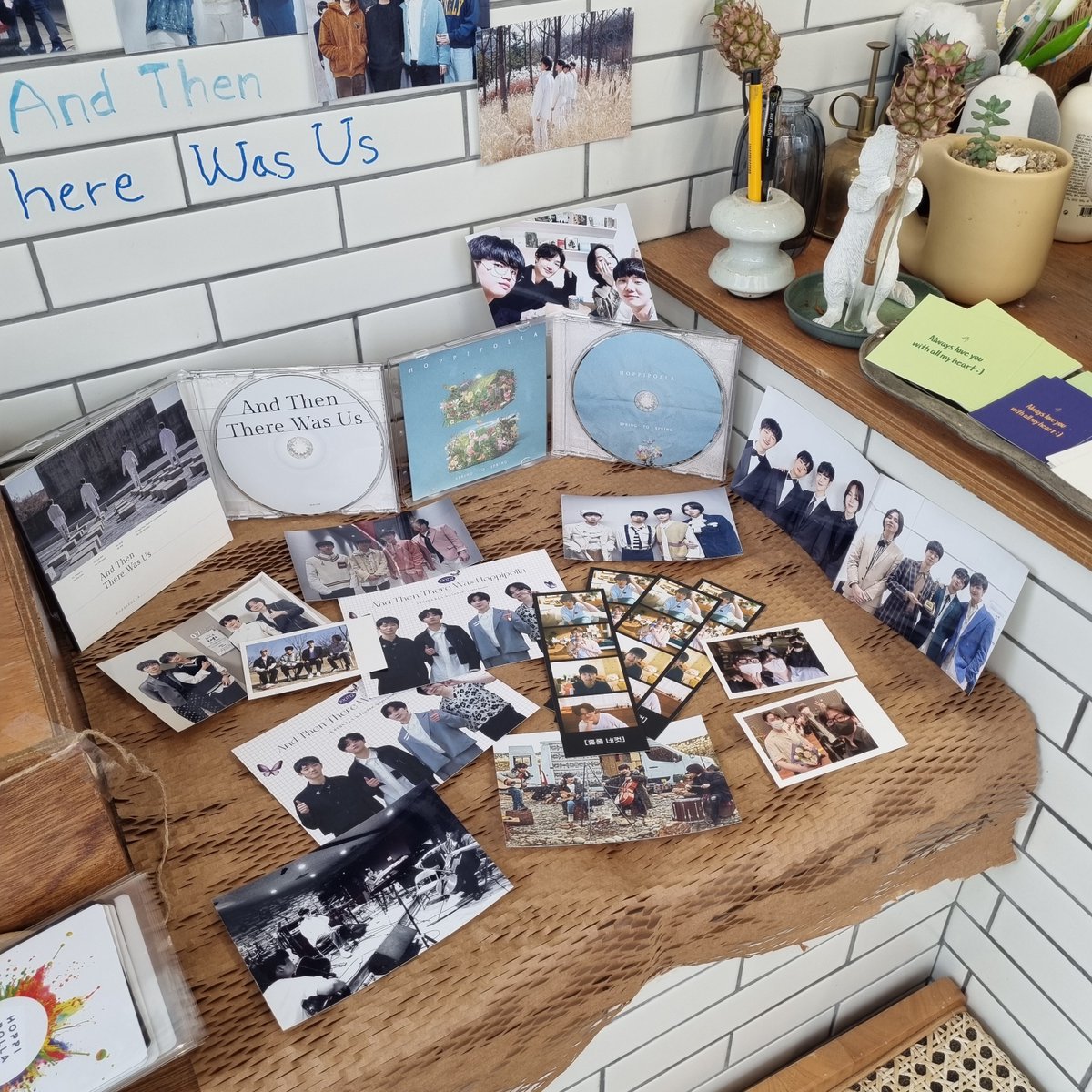 3108_914's tweet photo. #And_Then_There_Was_Hoppipolla
#나란히_서서_걸어갈_우리의_노래
𝑨𝒏𝒅 𝑻𝒉𝒆𝒏 𝑻𝒉𝒆𝒓𝒆 𝑾𝒂𝒔 𝑼𝒔
호피폴라로 가득했던 곳💙
플라워샵 내부에 걸려있는 사진을 보면서 호피폴라의 지난 날들을 되돌아볼 수 있었어요 너무 행복했습니다!

변치 않는 사랑을 호피폴라에게! https://t.co/4NqFJcmt1y