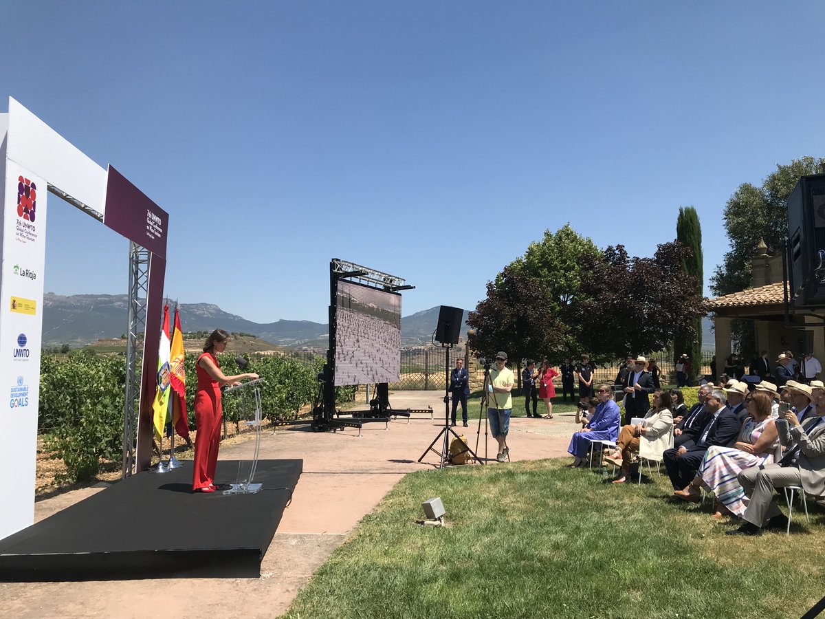 Ayer lunes, la presidenta del <a href="/lariojaorg/">Gobierno de La Rioja</a>, <a href="/ConchaAndreu/">Concha Andreu ❤️🤍💚💛</a>, la ministra de @mincoturgob, <a href="/MarotoReyes/">Reyes Maroto</a> , y el secretario general de la <a href="/UNWTO/">UN Tourism</a>, <a href="/pololikashvili/">Zurab Pololikashvili</a>, presentaron en Vivanco la 7ª Conferencia Mundial sobre Enoturismo de la OMT, que se celebrará en #LaRioja en 2023.