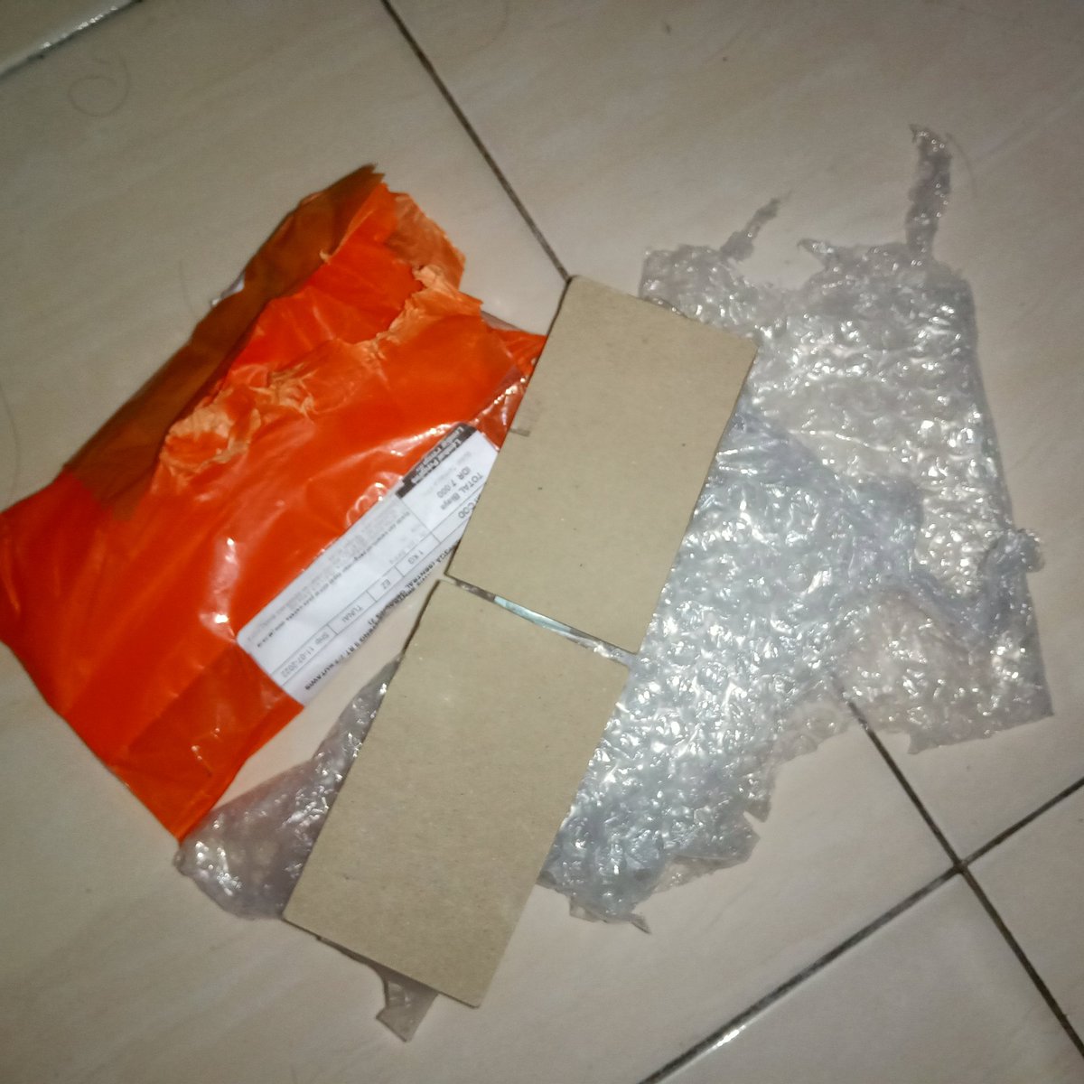 cartwheells's tweet photo. ⚠️ SPILL ORANG JAHAT YANG MENGHILANGKAN PHOTOCARD HASIL DARI KETUKER PAKET ⚠️ HELP RT‼️

a thread https://t.co/VitmsxCnez