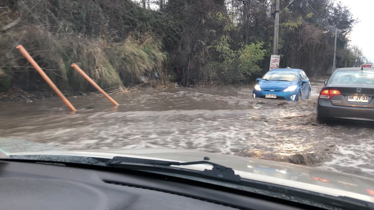 Negro_29's tweet photo. Camino Lonquén a la altura de Disal y Schiappacasse sigue con mucha agua, no está cortada la avenida pero todavía falta para que sea un tránsito expedito y sin peligro, un auto en panne @biobio @Cooperativa @24HorasTVN @T13 @mop_rm @TTISantiago @meganoticiascl @CHVNoticias https://t.co/r1u88TRYqr