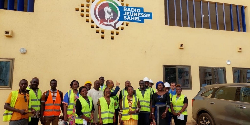 Radio_RJS's tweet photo. Les locaux du siège régional de Radio @jeunessesahel, au #BurkinaFaso, ont été livrés et les clés remises à sa Directrice générale, Yolande Kalwoule. Après la signature, la semaine dernière, des contrats des 26 collaborateurs de la station, #RJS accélère vers sa mise en ondes… https://t.co/gKrKobpyQL