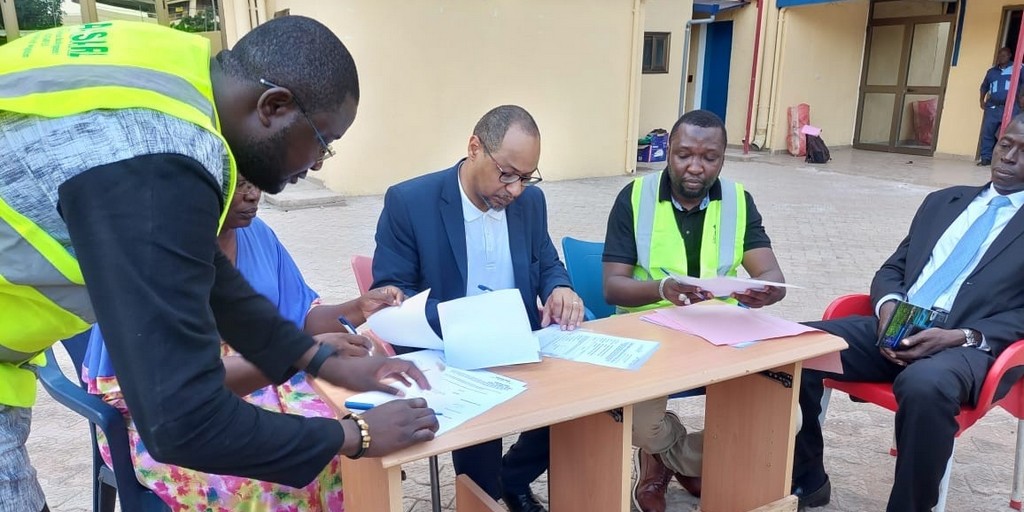 Radio_RJS's tweet photo. Les locaux du siège régional de Radio @jeunessesahel, au #BurkinaFaso, ont été livrés et les clés remises à sa Directrice générale, Yolande Kalwoule. Après la signature, la semaine dernière, des contrats des 26 collaborateurs de la station, #RJS accélère vers sa mise en ondes… https://t.co/gKrKobpyQL