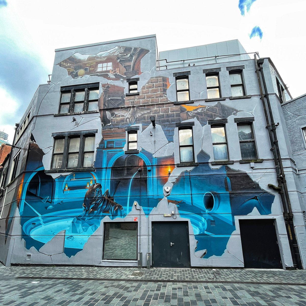 JomoUnscripted's tweet image. New mural on Harrington Street in the Cavern Quarter of Liverpool inspired by Carl Jung’s ‘Pool of Life’. 

#streetart #mural #pooloflife #sambates #smug #mobilephotography